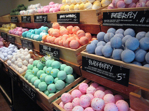 bath-bombs-colourful-lush-mewkid-rainbow-Favim.com-170391_large